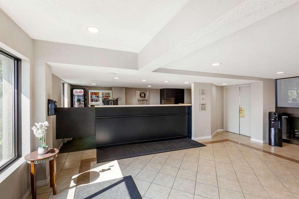 Quality Inn Peterborough Beltér fotó